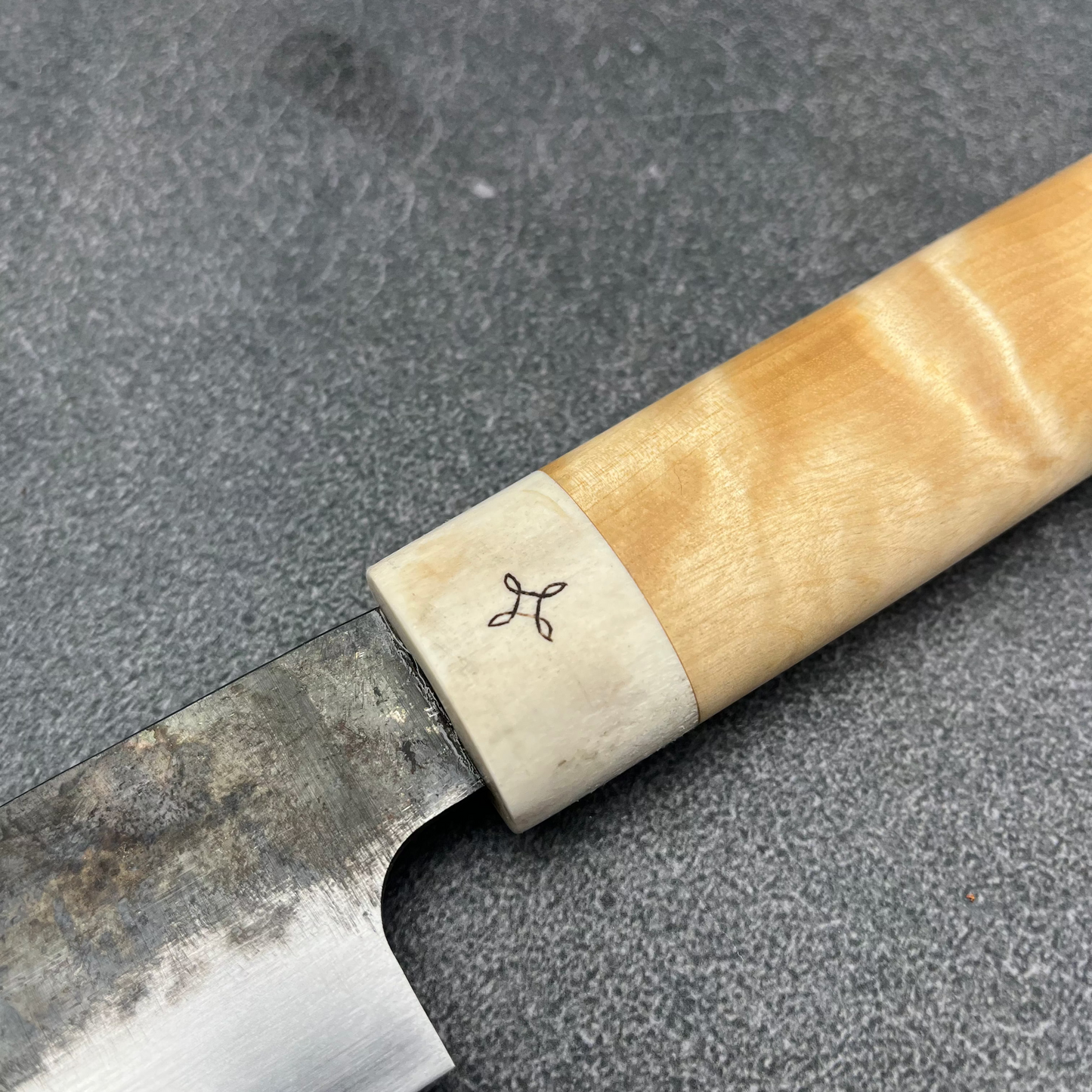 Käsintaottu Keittiöveitsi Santoku